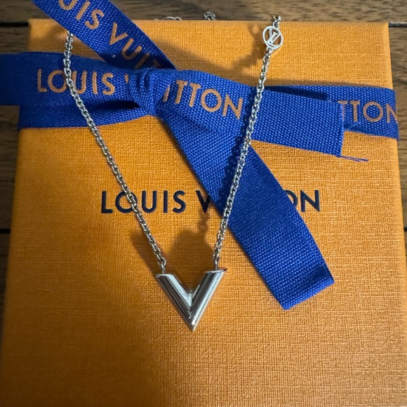 Louis Vuitton V necklace with full inclusion - Picture 1 of 6